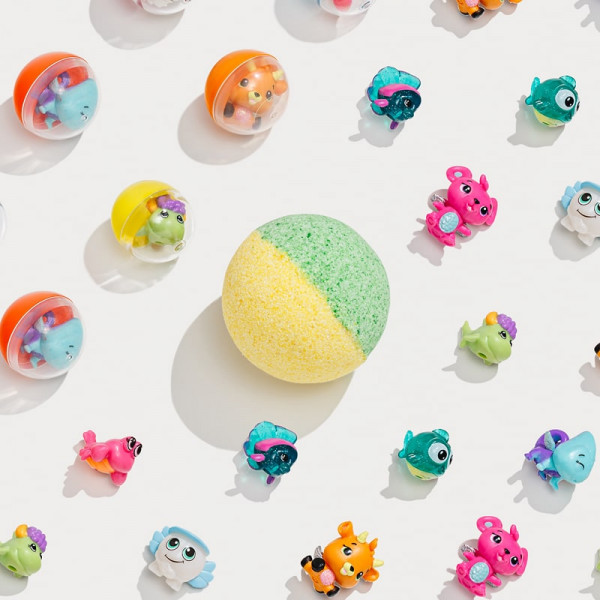 SAVONRY Парфюмированная соляная бомбочка-сюрприз для ванны с игрушкой "Тропический остров" Pineapple (1 шт)