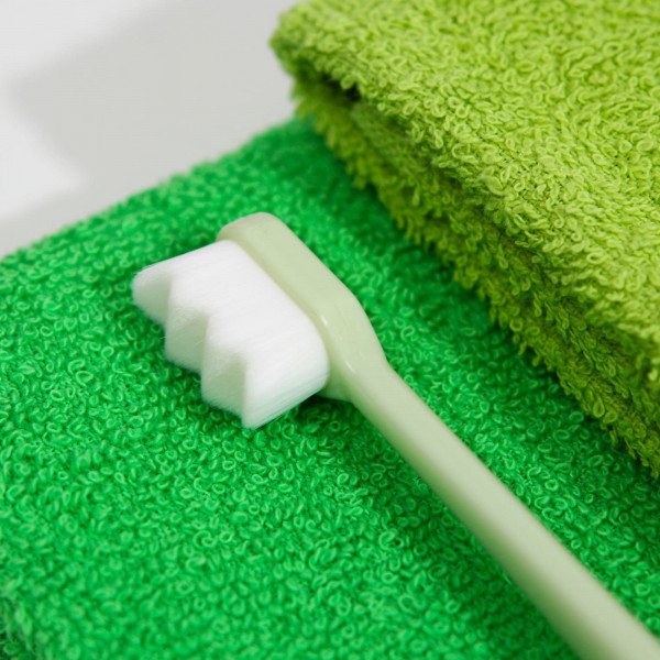 Сверхмягкая ребристая зубная щетка с 10000 щетинками "Зелёная" (1 шт)