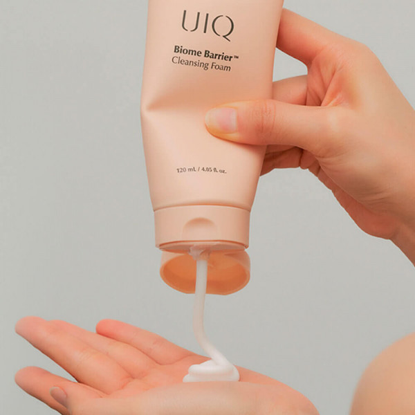 UIQ Слабокислотная пенка для умывания с постбиотиками Biome Barrier Cleansing Foam (120 мл)