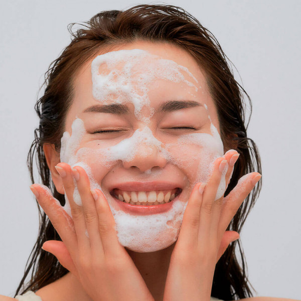 UIQ Слабокислотная пенка для умывания с постбиотиками Biome Barrier Cleansing Foam (120 мл)