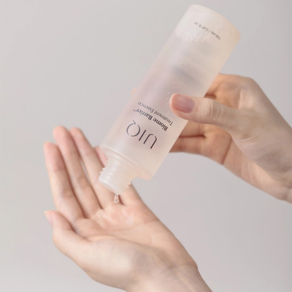 UIQ Восстанавливающая эссенция для лица с комплексом постбиотиков Biome Barrier Treatment Essence (150 мл)